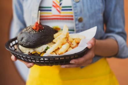 Mexiquense reinventa la “burguermuerta”... ahora con pan de muerto negro