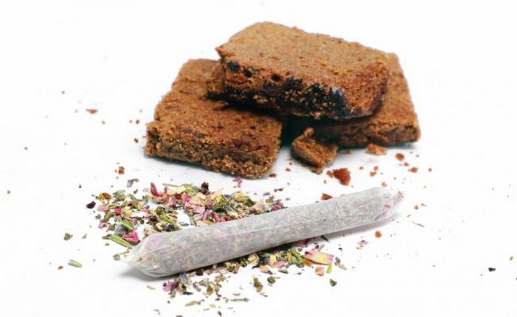A través de redes sociales, Nelly y Paola ofrecen brownies y cigarros forjados hechos con marihuana. (BERENICE FREGOSO. EL UNIVERSAL)