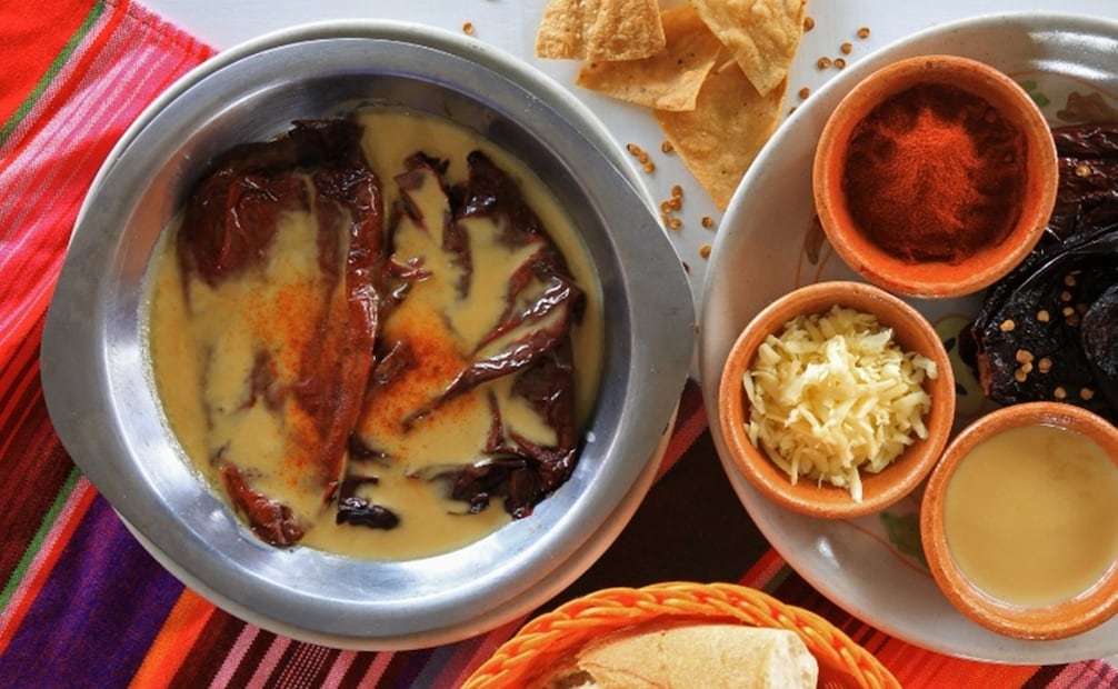 Preparación de los chiles ventilla. Foto: animalgourmet.com