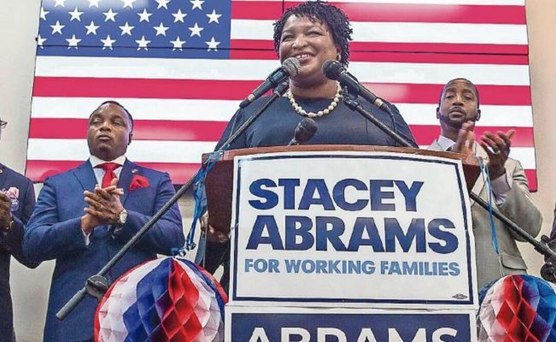 La candidata demócrata a la gubernatura de Georgia, Stacey Abrams, habla en el Longshoremen Union Hall durante un mitin de Get Out The Vote en Savannah, Georgia. De ganar la elección de hoy, se convertiría en la primera gobernadora afroamericana. Foto: A