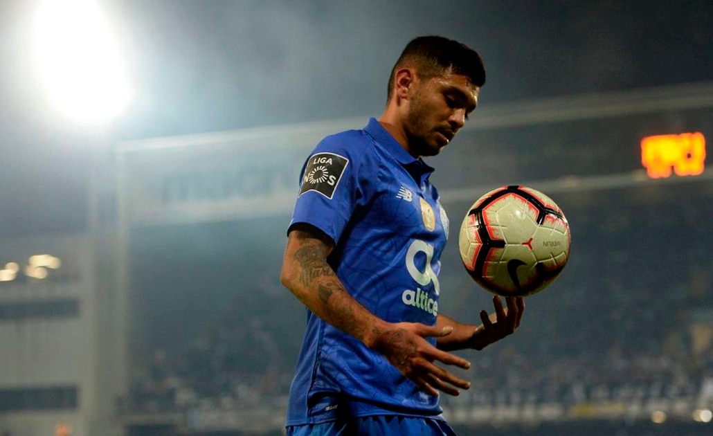 La UEFA sanciona a 'Tecatito' en la Champions League