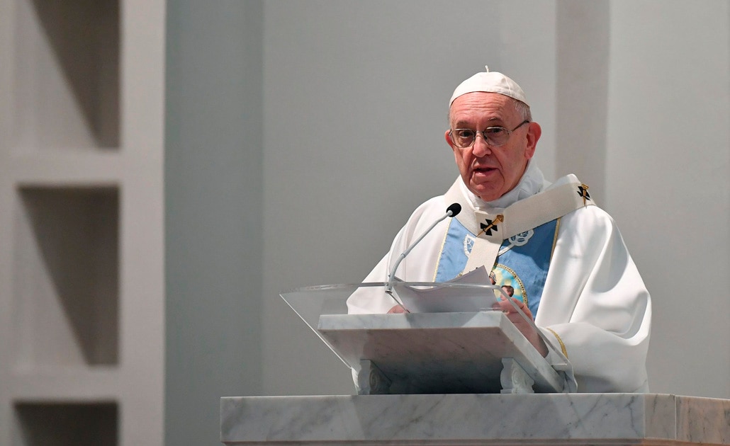 Sacude el Papa a jerarquía católica global: “en duda” viabilidad religiosa