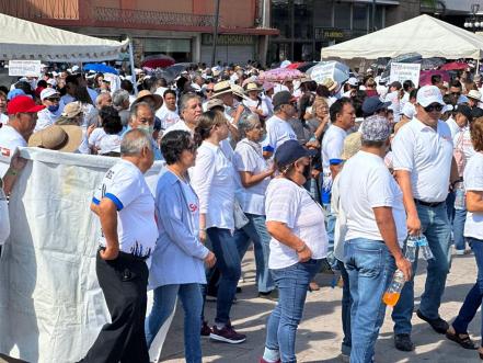 Maestros y trabajadores toman plazas del Centro Histórico de SLP en el Día Internacional del Trabajo
