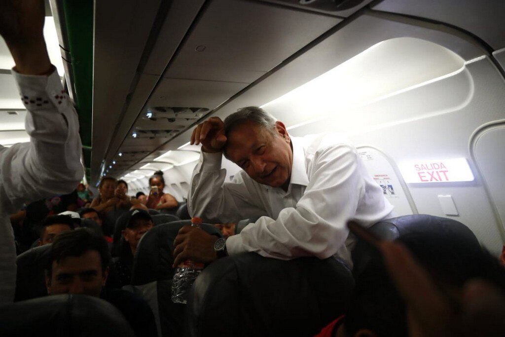 AMLO queda varado 5 horas en aeropuerto de Huatulco