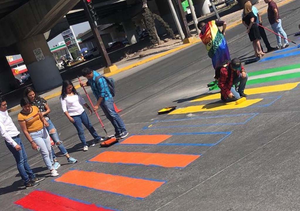 Pintan paseo peatonal con colores de bandera LGBT
