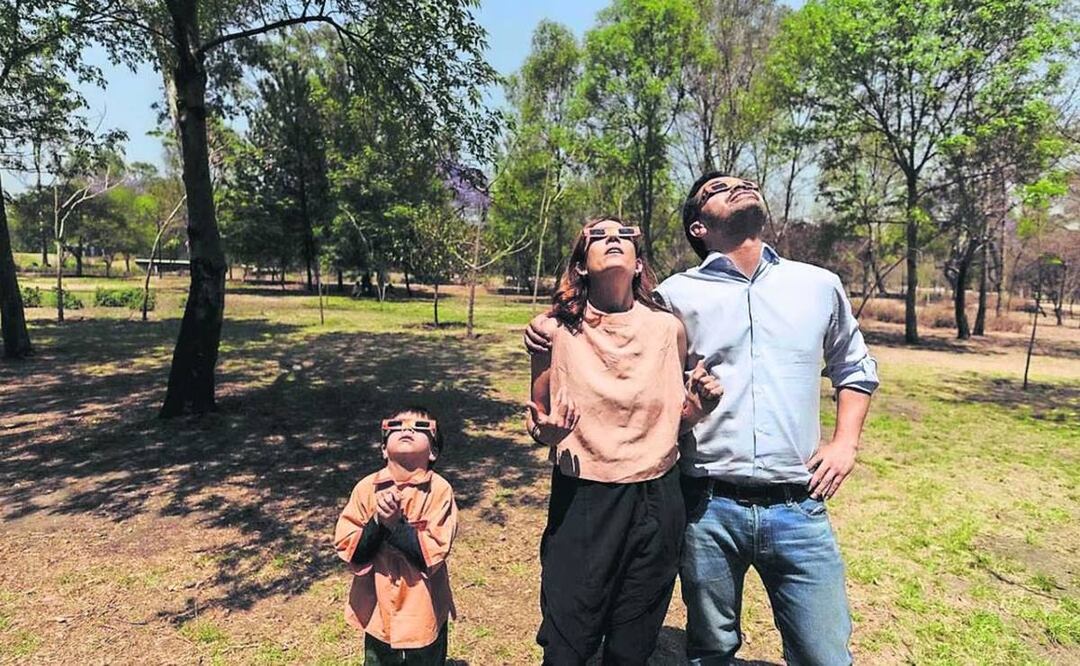 Jorge Álvarez Máynez observó el eclipse de Sol en la Ciudad de México en compañía se su esposa e hijos. Foto: Especial