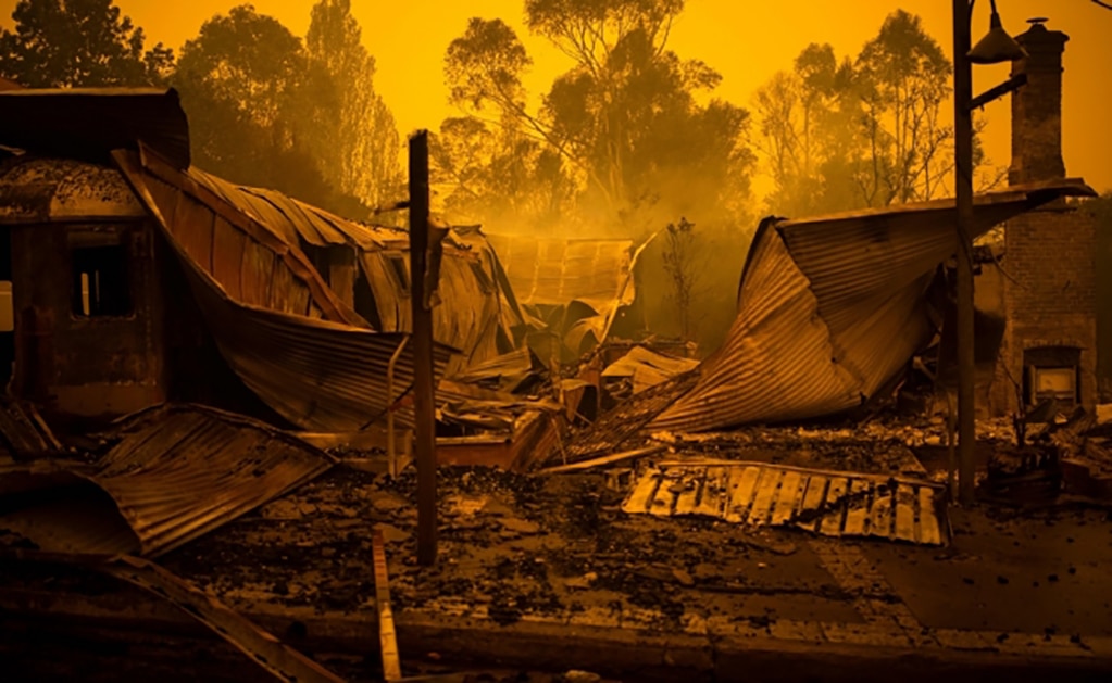 Por severos incendios forestales, desalojan a miles de sus hogares en Australia