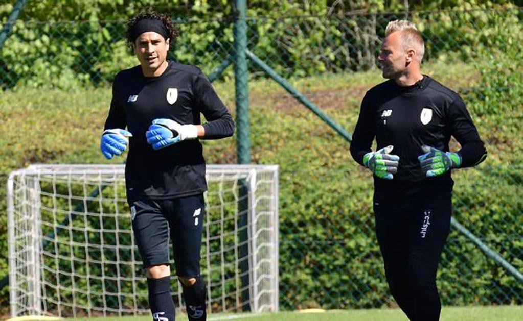 Técnico de Guillermo Ochoa niega su venta al Napoli