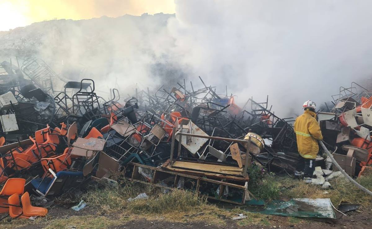 Evacuan a 300 alumnos por incendio en bodega de la SEGE en San Luis Potosí; hay 6 detenidos