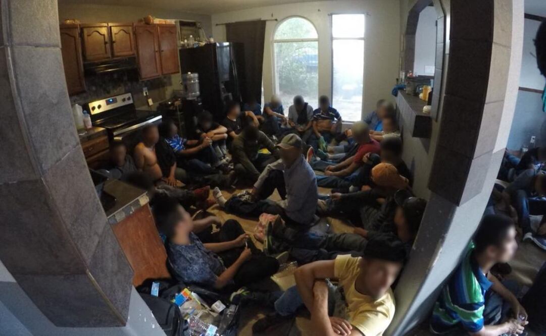 Los 62 inmigrantes indocumentados que permanecían escondidos en una casa (Foto: @CBPSouthTexas)