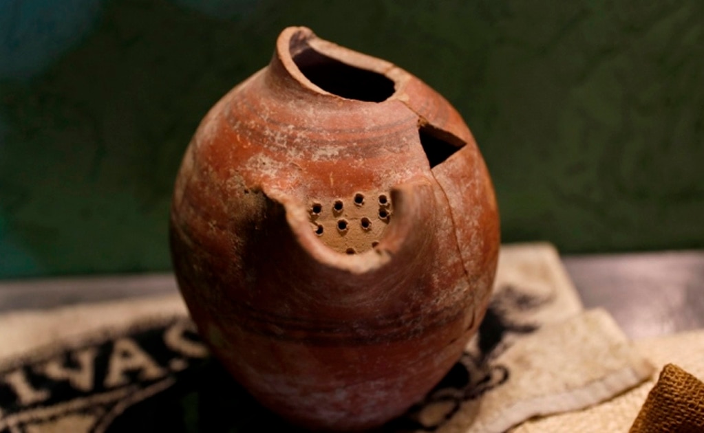 Una antigua vasija de barro encontrada por los investigadores. Foto: EFE