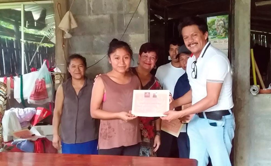 Entregan apoyos a artesanos de la zona Huasteca en SLP