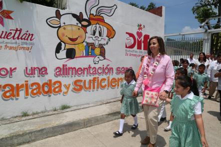 DIF estatal entrega despensas, bicicletas y computadoras en la Huasteca potosina