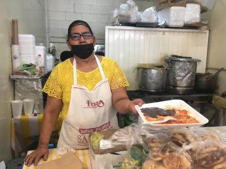 Entre mariachi y bailes, cientos de personas degustan gratis los platillos potosinos en la Fenapo 2022