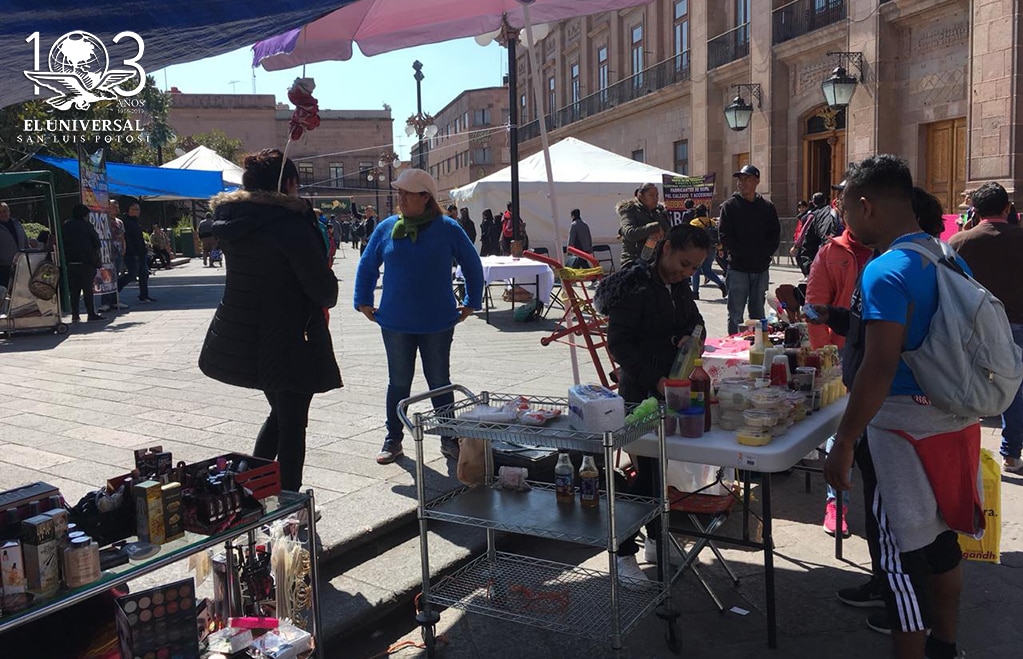 Comerciantes convierten en romería Plaza de Armas