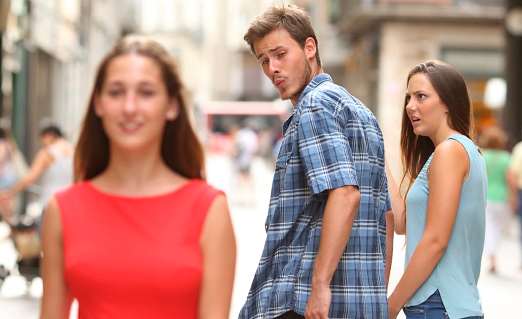 Suecia considera que el meme del “novio distraído” es sexista