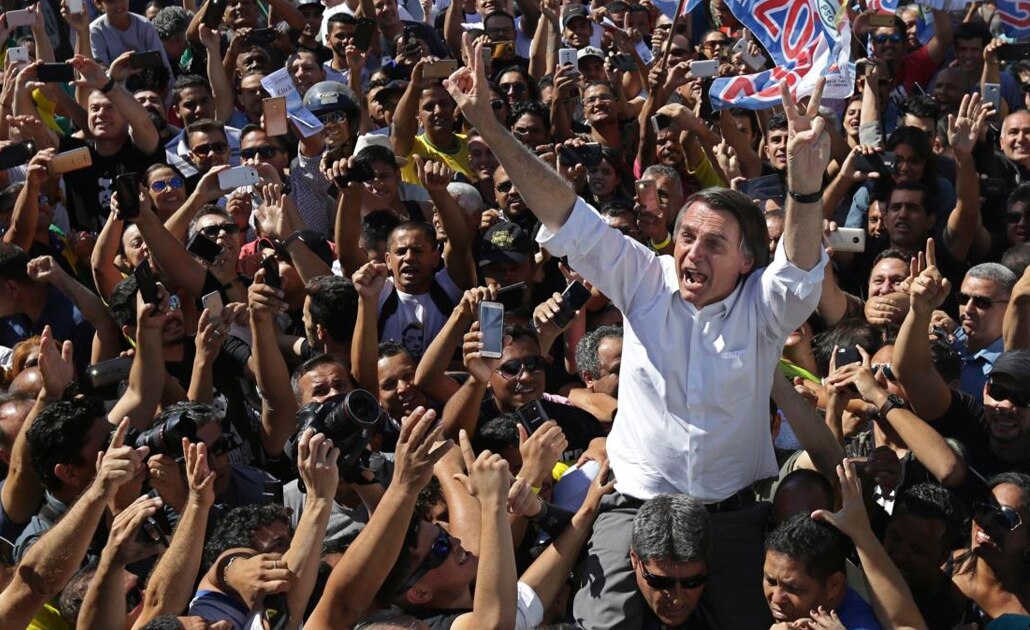 Atacan con cuchillo a candidato presidencial de Brasil