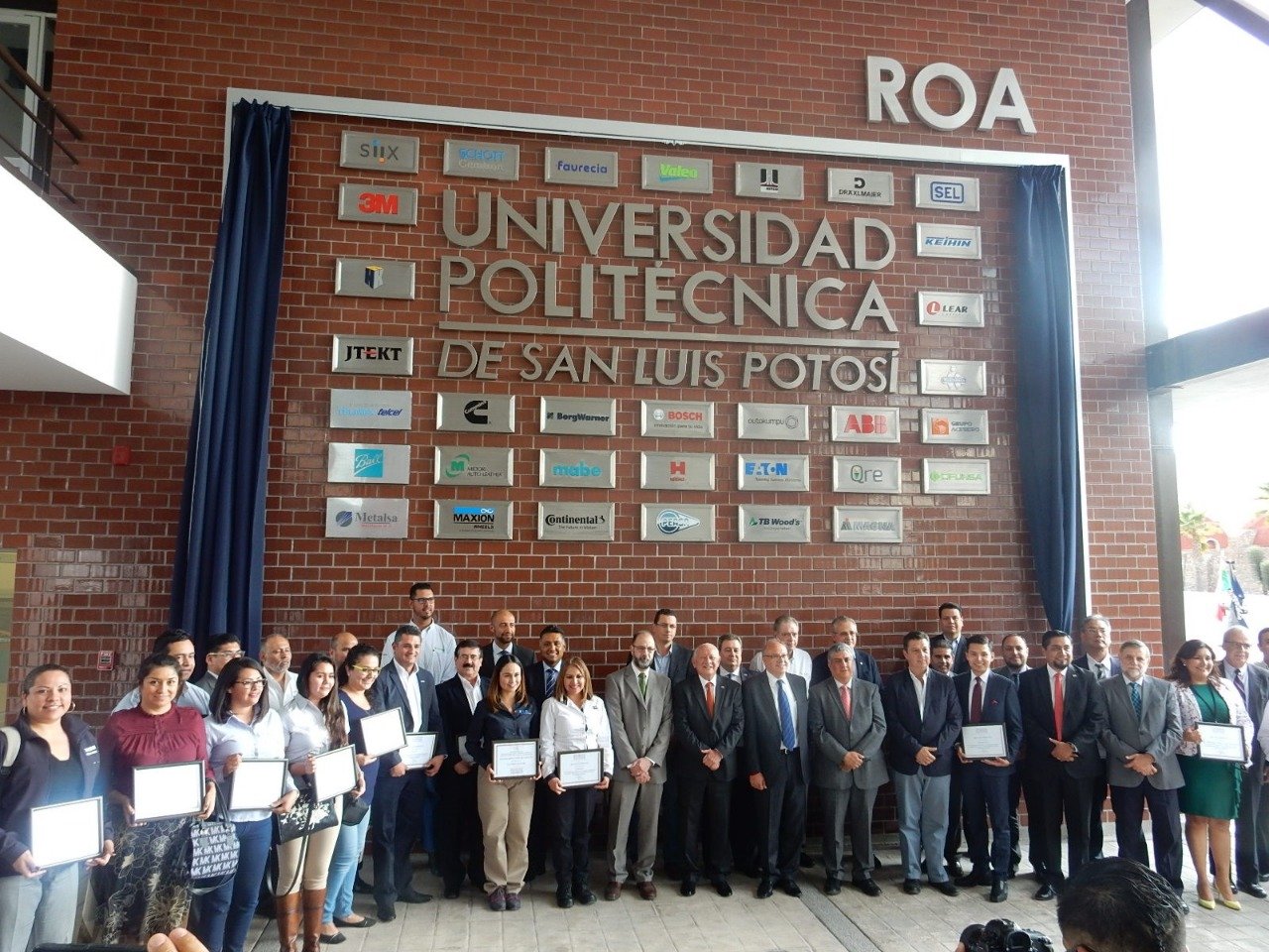 Develan segunda etapa del Muro de Vinculación en la UPSLP