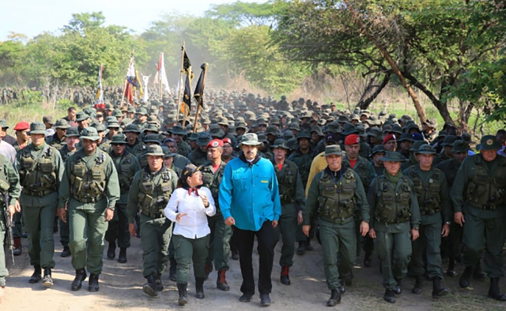 Llama Maduro a militares a "estar listos" para defender a Venezuela de un ataque de EU