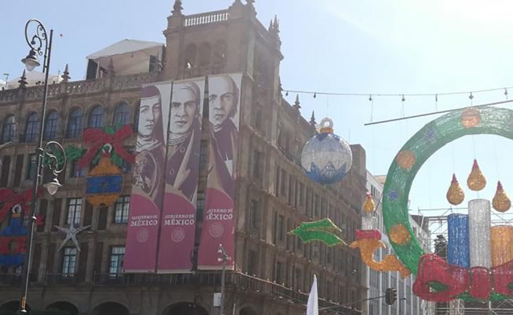 Añaden pendón de Sor Juana Inés de la Cruz tras polémica por logo de nuevo gobierno