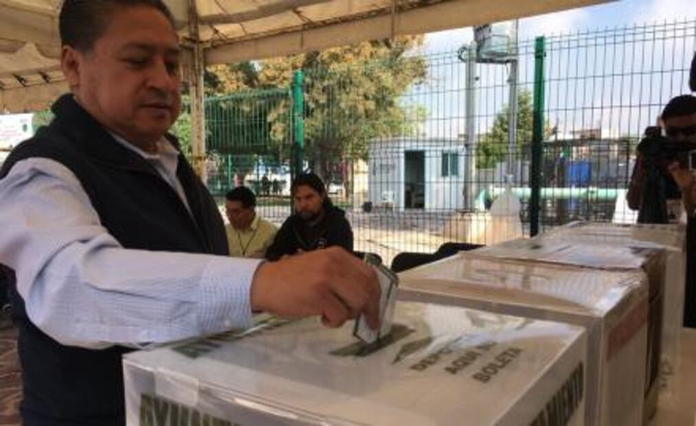 Entre complicaciones Gilberto Villafuerte emite su voto