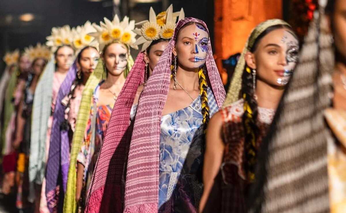 Enamora rebozo de Santa María del Río, SLP, en la gala de Día de Muertos de Vogue