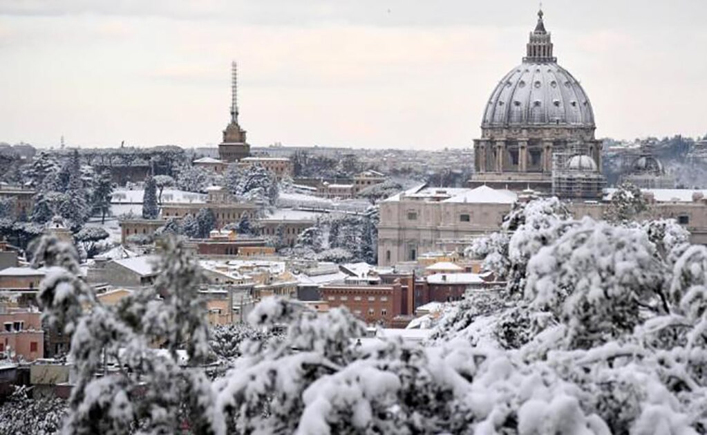La cúpula de la Basílica de San Pedro se cubrió de nieve FOTO: EFE