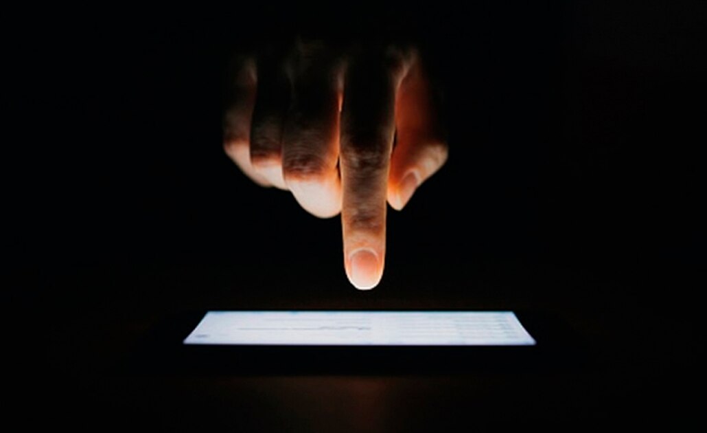 El brillo de la pantalla es uno de los factores responsables de que las baterías de los celulares se desvanezca solo horas después de haber completado una carga. Foto: Getty Iamges