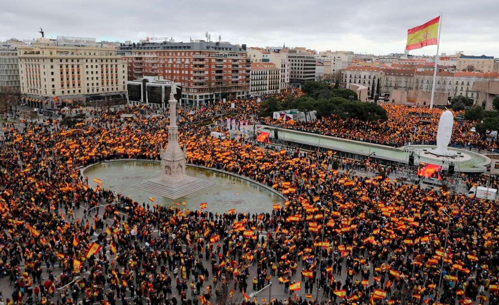 Miles de españoles protestan en Madrid contra gobierno de Pedro Sánchez