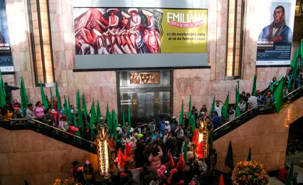 Campesinos bloquean Bellas Artes y exigen retirar Zapata feminizado