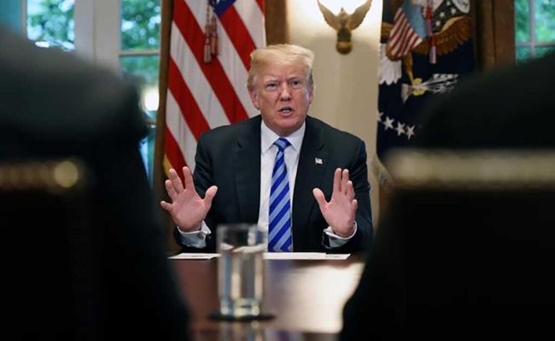 Donald Trump habla durante una reunión con líderes y funcionarios públicos de California que se oponen a las políticas de santuario de California. (FOTO: EFE)