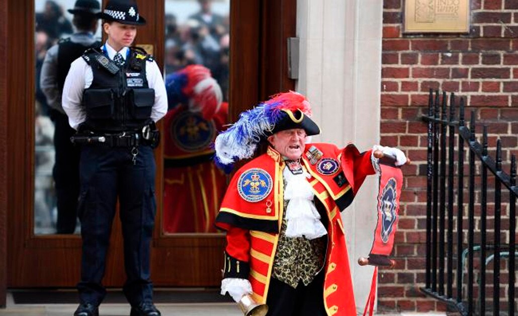 Un pregonero anuncia el nacimiento del tercer hijo de la duquesa Catalina de Cambridge y el príncipe Guillermo a las puertas del Hospital St Mary en Londres. Foto: EFE