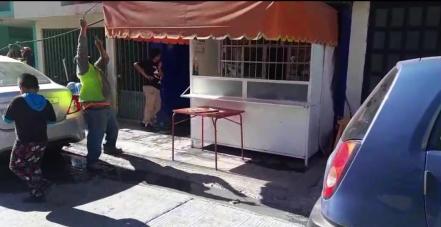 “Lo sucio lo barro, pero mis muebles no”. Colapso de drenaje en Jardines del Oriente afecta a familia potosina