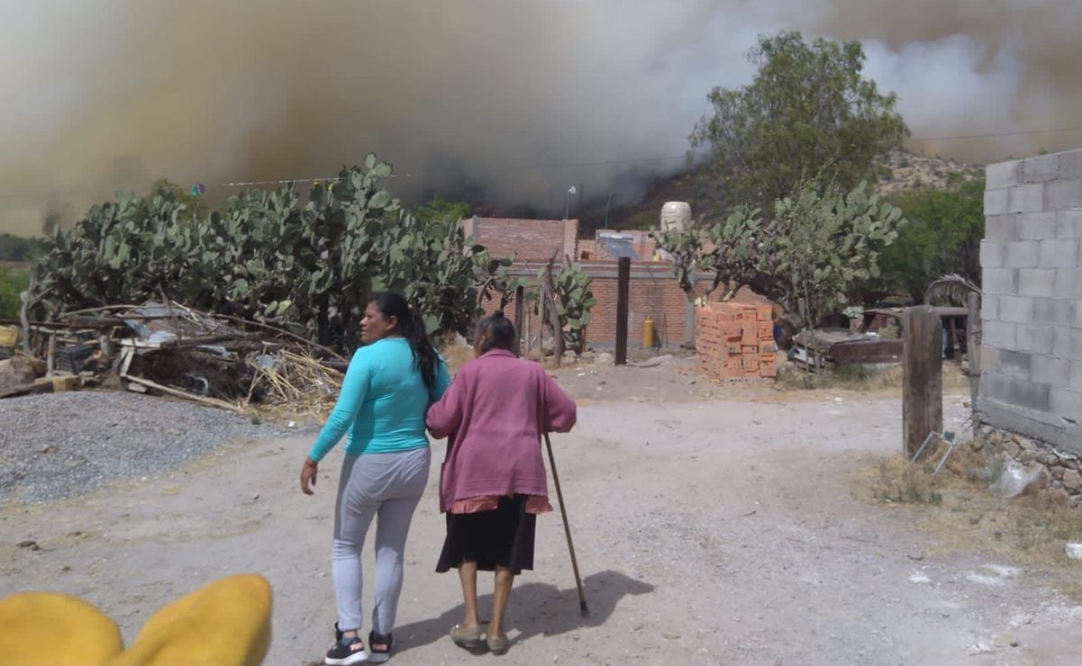 Por incendio forestal, evacuan a cuatro familias de la comunidad Las Moras, en Mexquitic. Fotos: Protección Civil