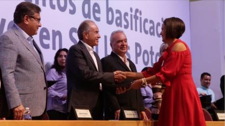 JMCL encabeza entrega de nombramientos de basificación a docentes