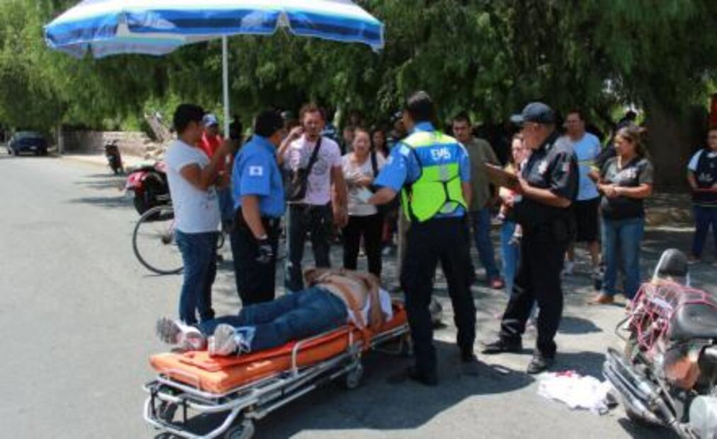 Conductor arrolla a motociclista