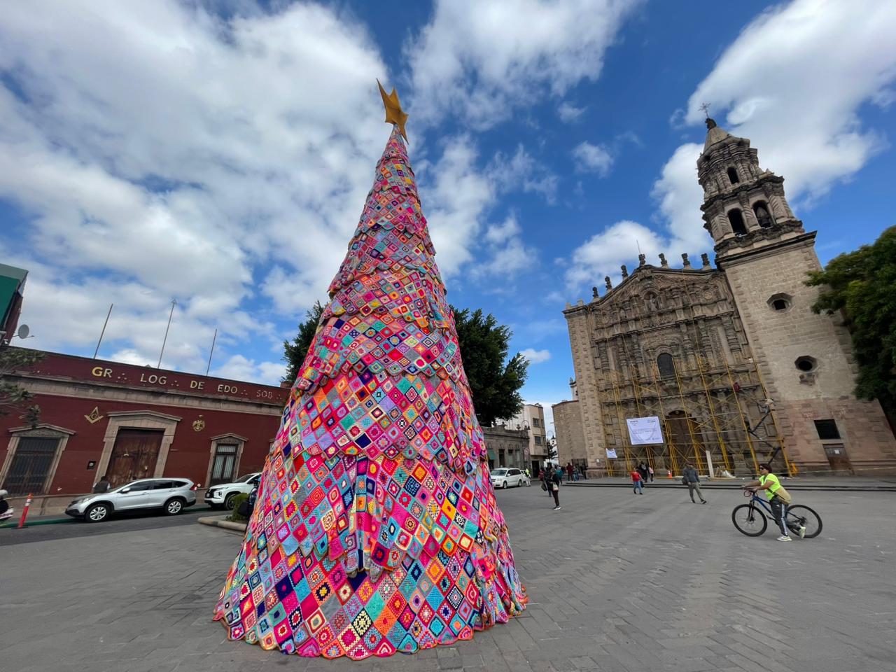 Se trata del tercer árbol navideño tejido de México, pero hasta ahora el más grande. Foto: Humberto Torres EL UNIVERSAL