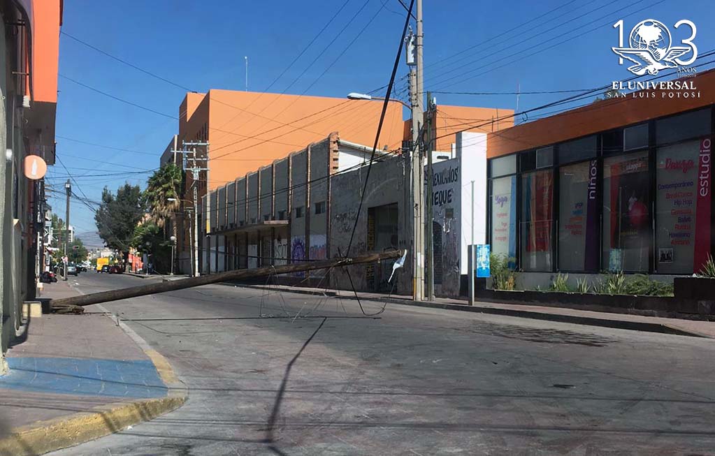 Cae poste de luz en avenida Cuauhtémoc 