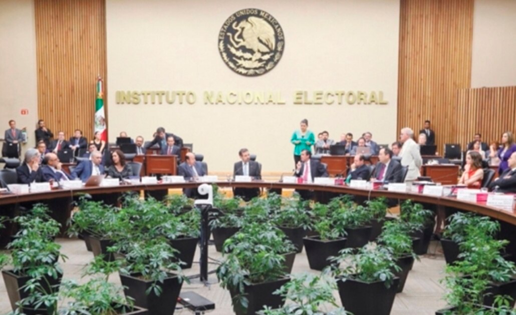 Golpe doble a finanzas de partidos; alista INE multas por 714 mdp