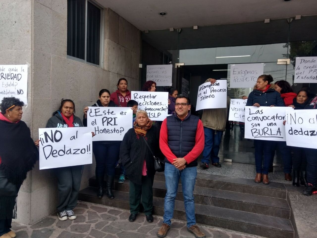 Alcalde de Cedral se manifiesta en sede de PRI