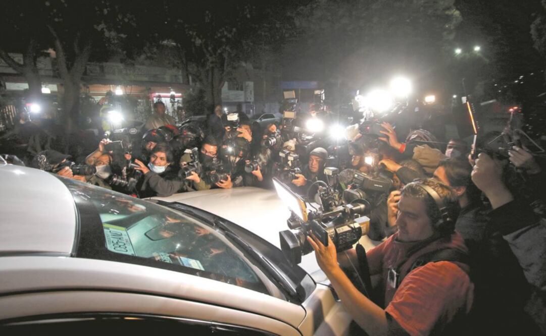 Con cámaras fotográficas y de video, periodistas se abalanzaron sobre el convoy para ubicar al exfuncionario. Foto: Carlos Mejía. EL UNIVERSAL