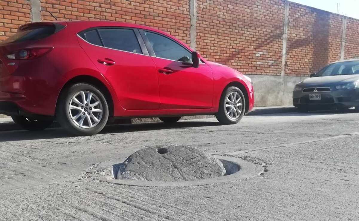 Desde hace un año, la tapa de la alcantarilla en el Fraccionamiento San Leonel ha ocasionado averías a los vehículos. Foto: Especial