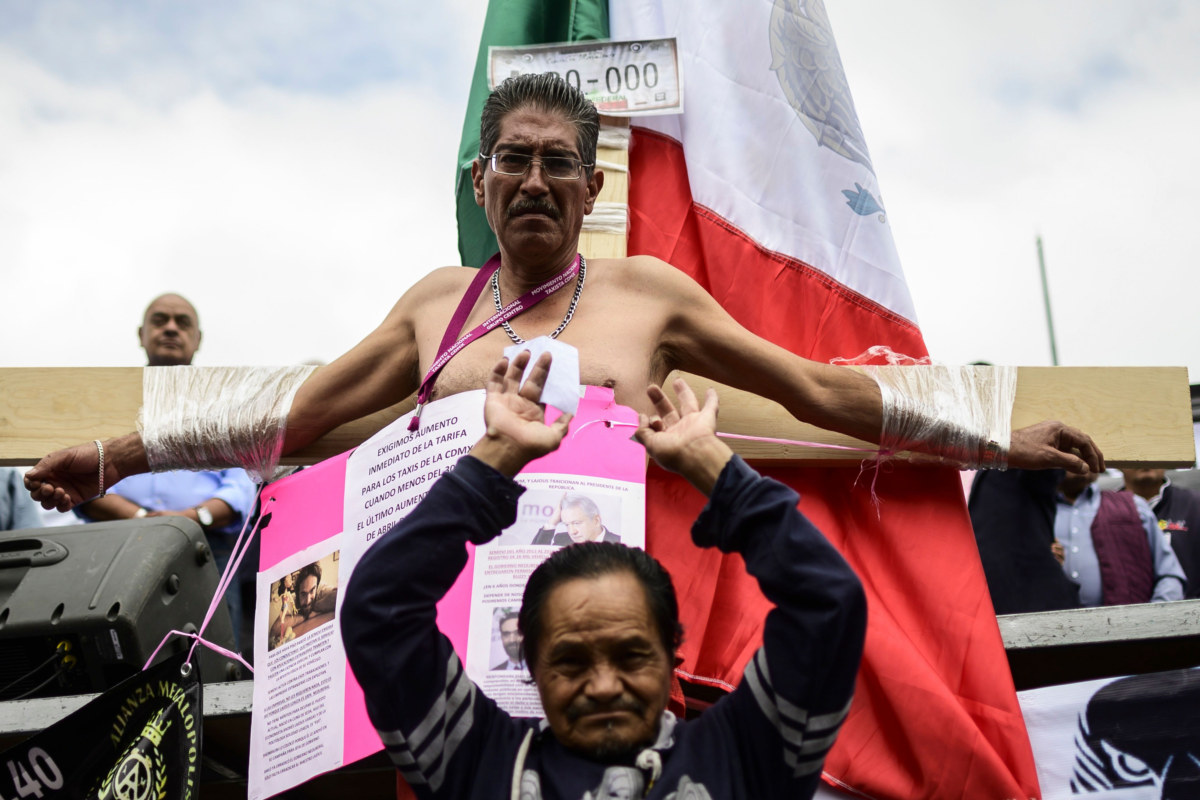 Se crucifican taxistas para protestar contra Uber y Cabify