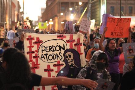 "Las madres no creen que feminicidios vayan a la baja", gritan mujeres de SLP a funcionarios en marcha del 25N 