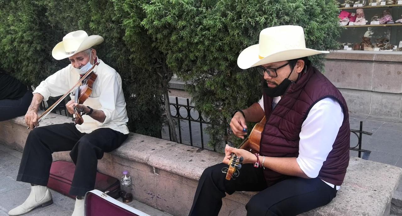 Con el vibrar del violín, huapangueros llenan de vida el Centro Histórico de SLP 