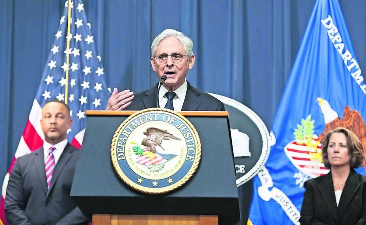 El fiscal general Merrick Garland, en una conferencia para anunciar arrestos e interrupciones en la cadena de suministro de precursores de fentanilo