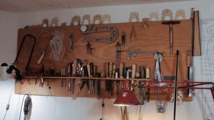 Restaurar y dar "nueva vida" a los instrumentos, el trabajo del laudero