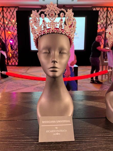 Conoce al diseñador mexicano que elaboró las coronas para Mexicana Universal 2022 