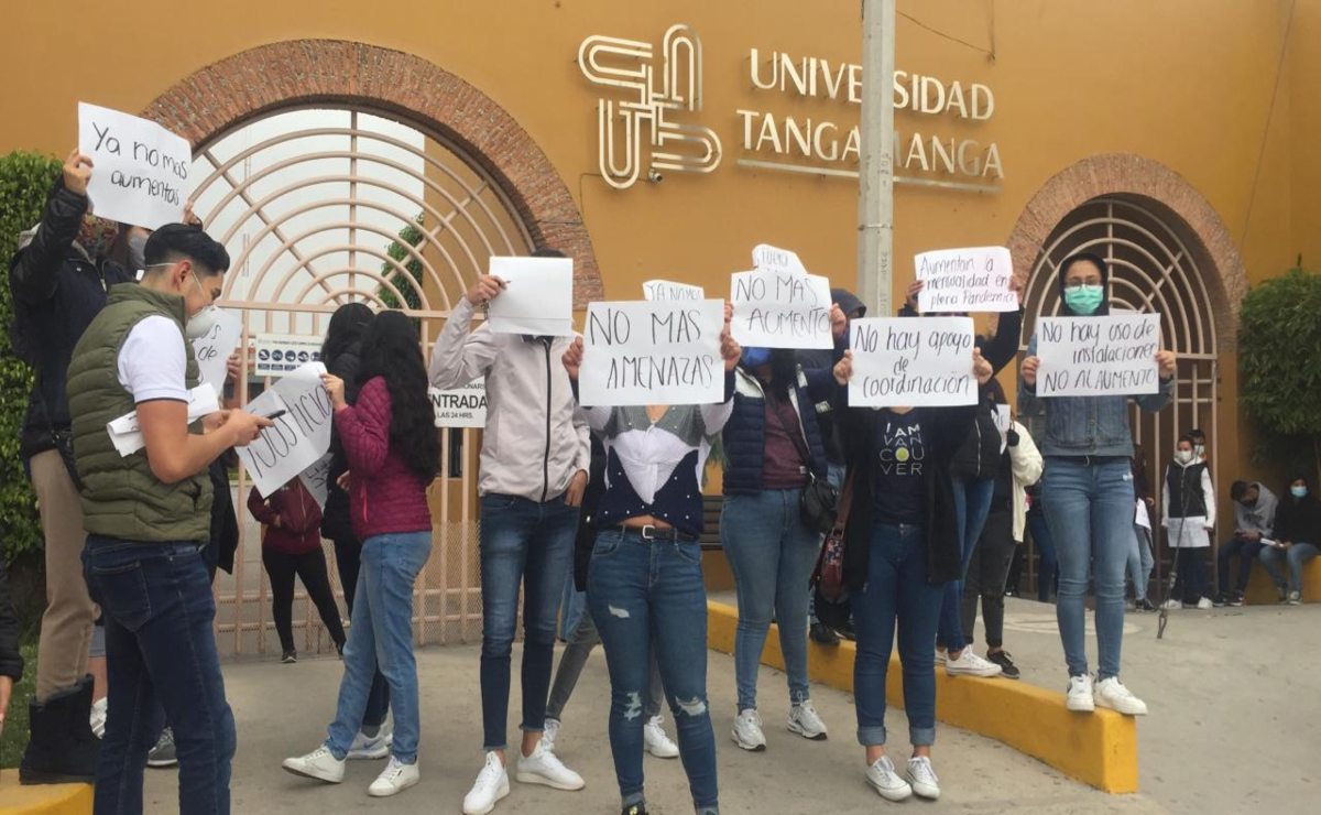 Se manifiestan alumnos frente a la Universidad Tangamanga por incremento en cuotas escolares