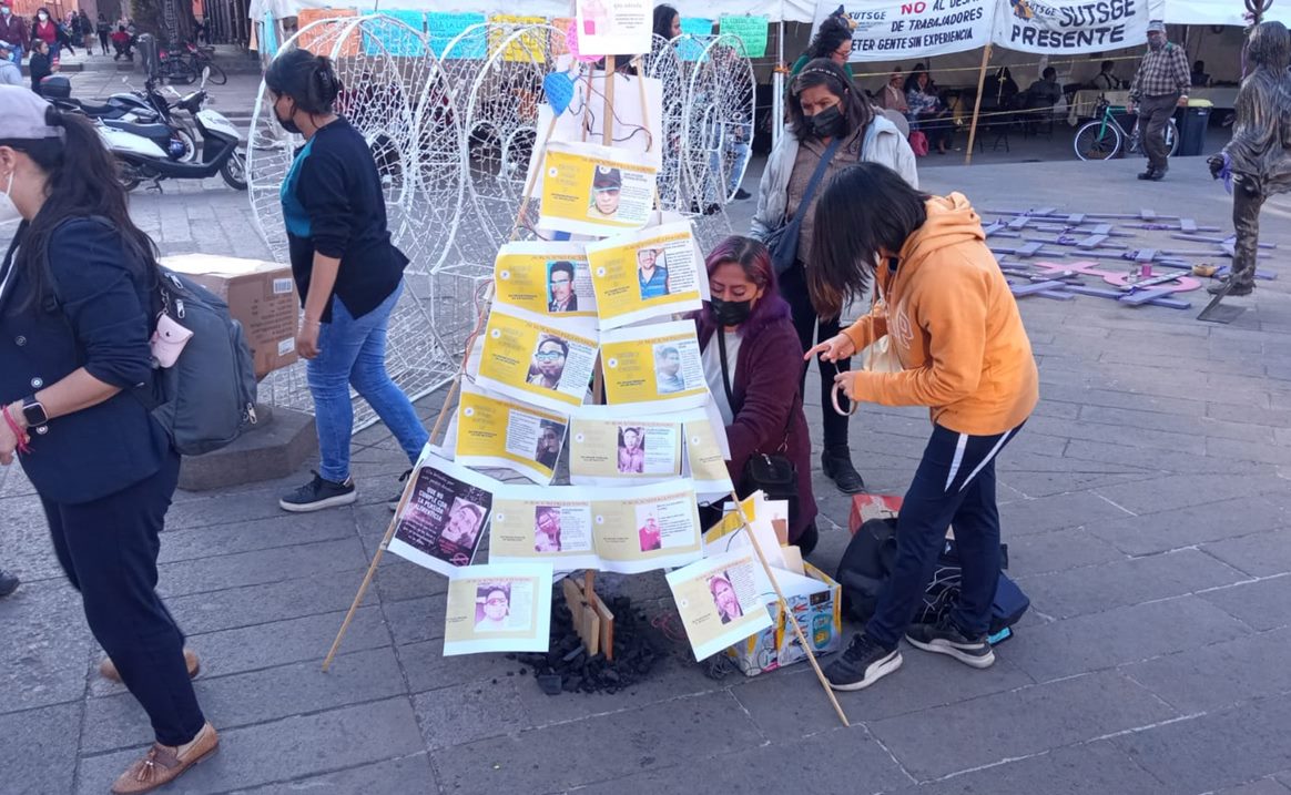Con árbol navideño exhiben a deudores alimentarios en capital de SLP